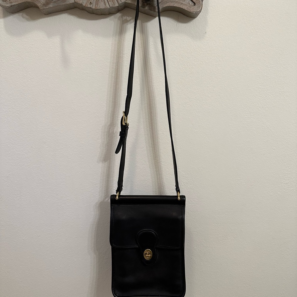 Vintage Coach Murphy turnlock flap crossbody messenger bag in black.